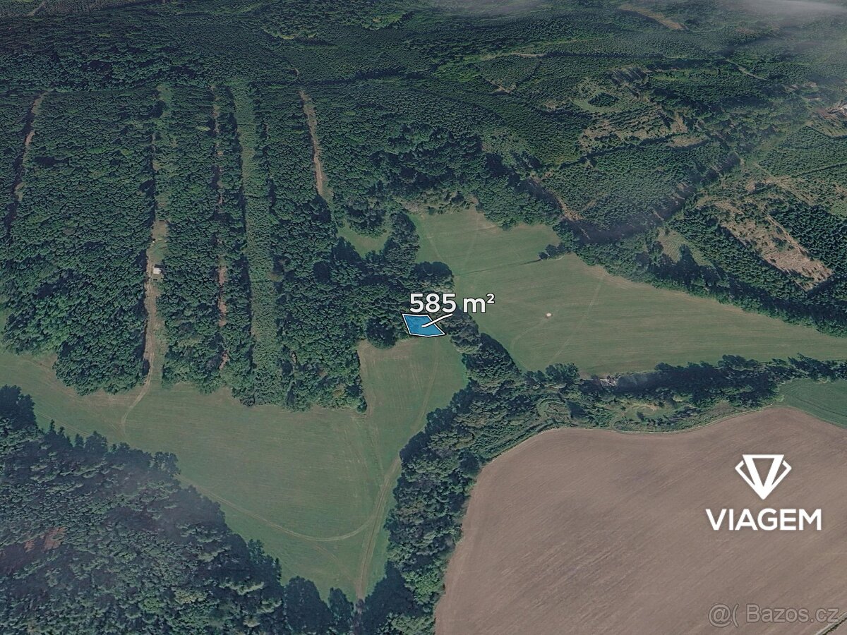 Pole 585 m²