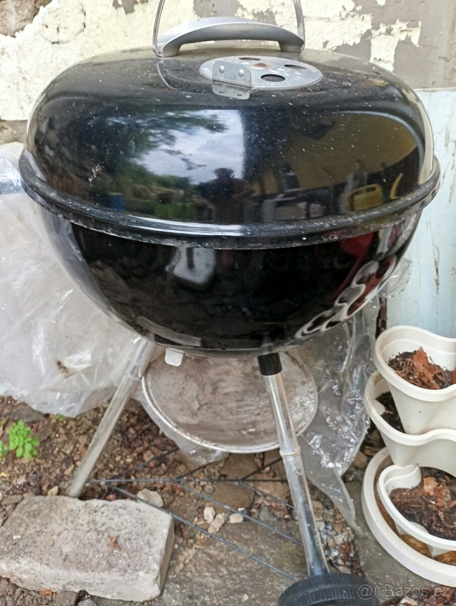 Zahradní gril na dřevěné uhlí
