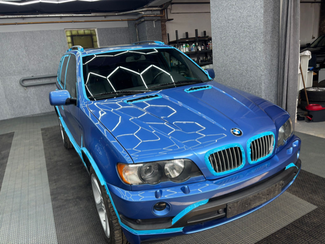 X5 is 4.6 V8 Estoril Blau