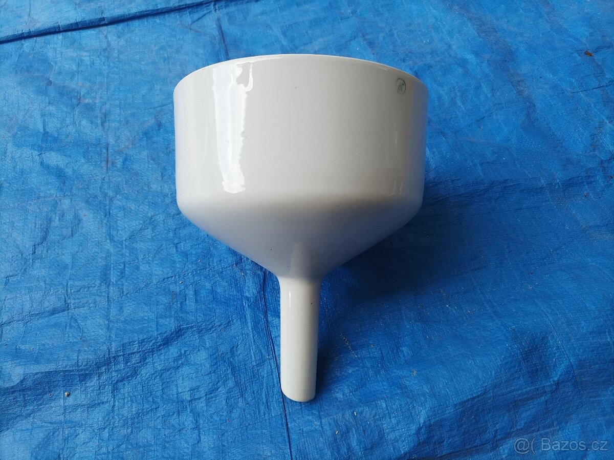 Porcelánový trychtýř - sítko, průměr 21 cm