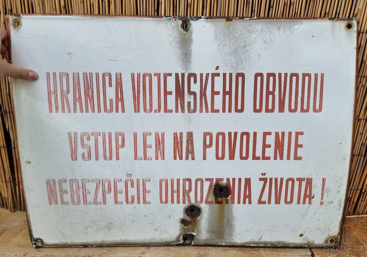 Velká smaltovaná cedule vojenský prostor, hranice