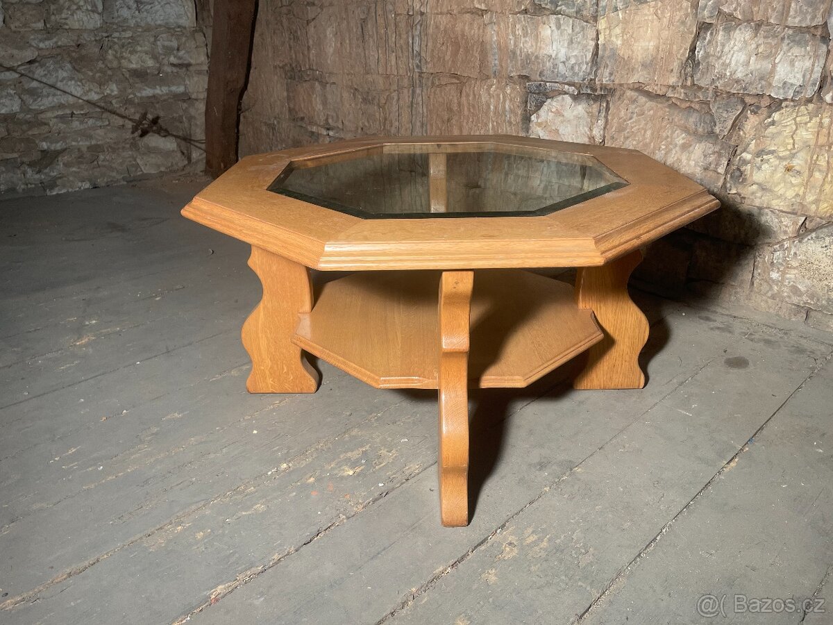 Osmiúhelní masivní stolek se sklem