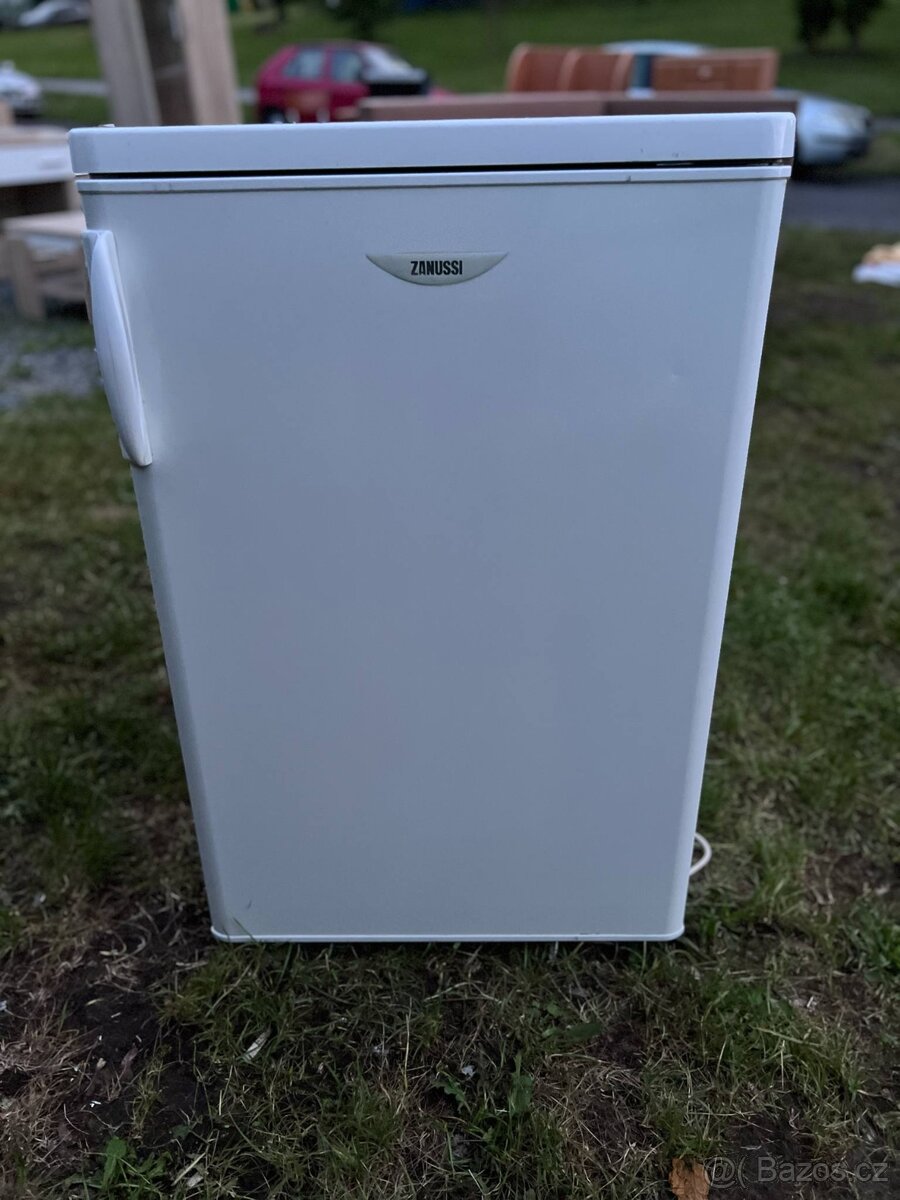 Malá funkční lednice Zanussi