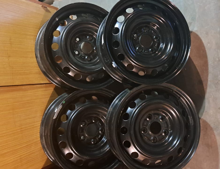 Prodám plechové disky+ čidla tlaku pneu na Toyota Auris.