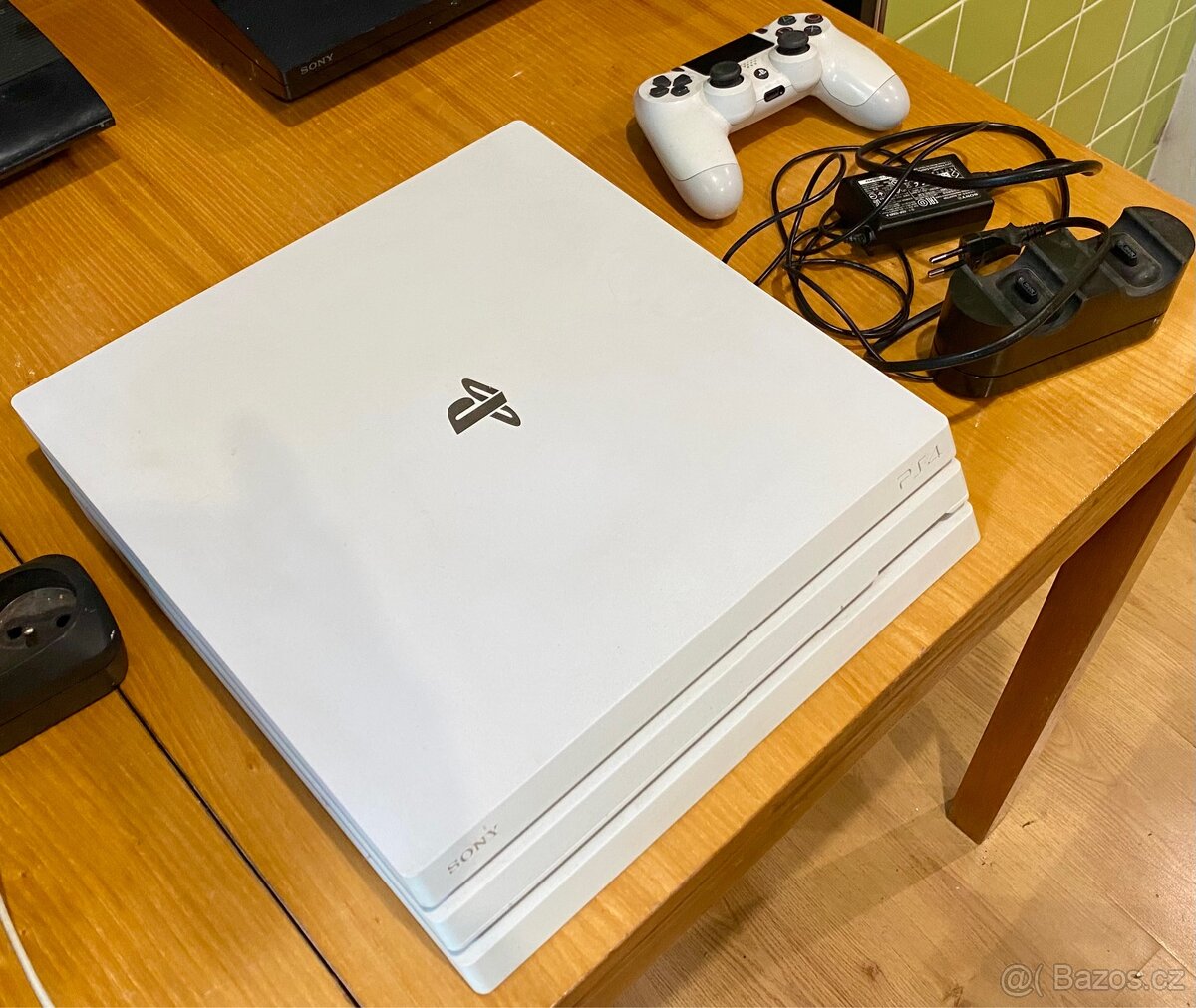PS4 Pro 1TB + 1 Ovladač + Nabíječka + 9 Her + kabeláž