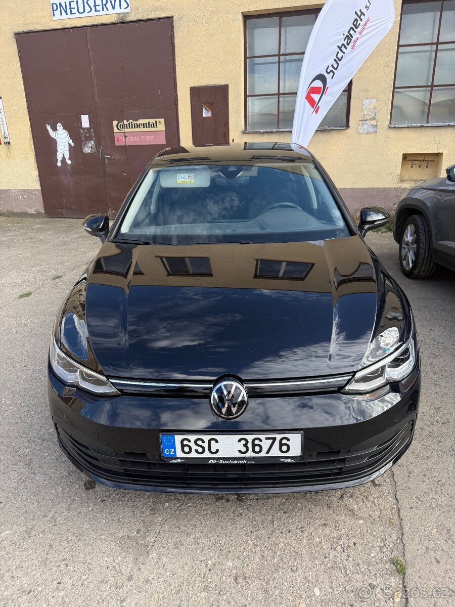 Prodám VW Golf 8 v záruce jeste rok