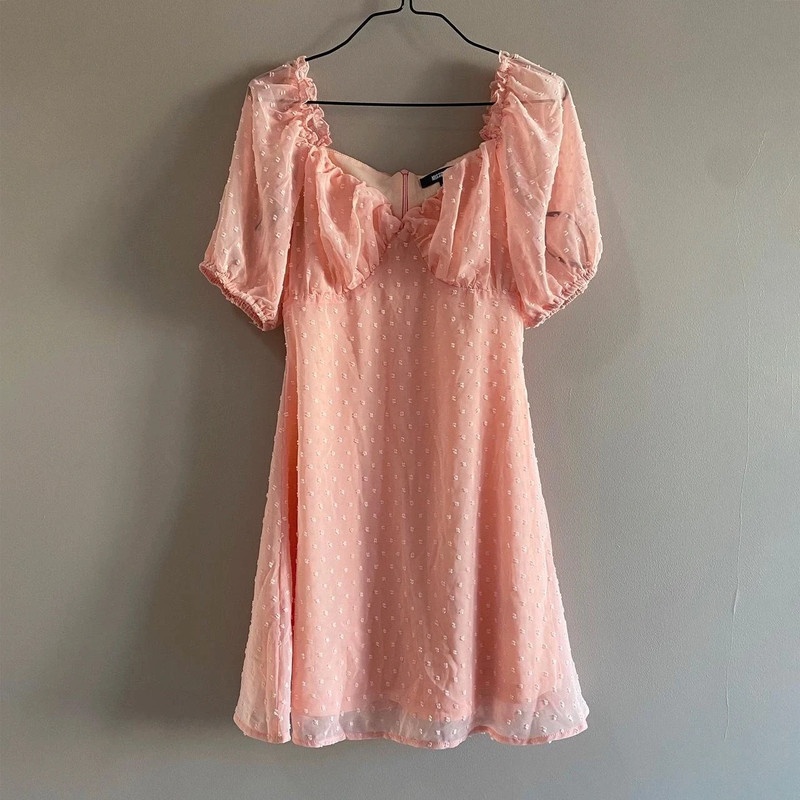 Roztomilé šaty s puntíky Missguided