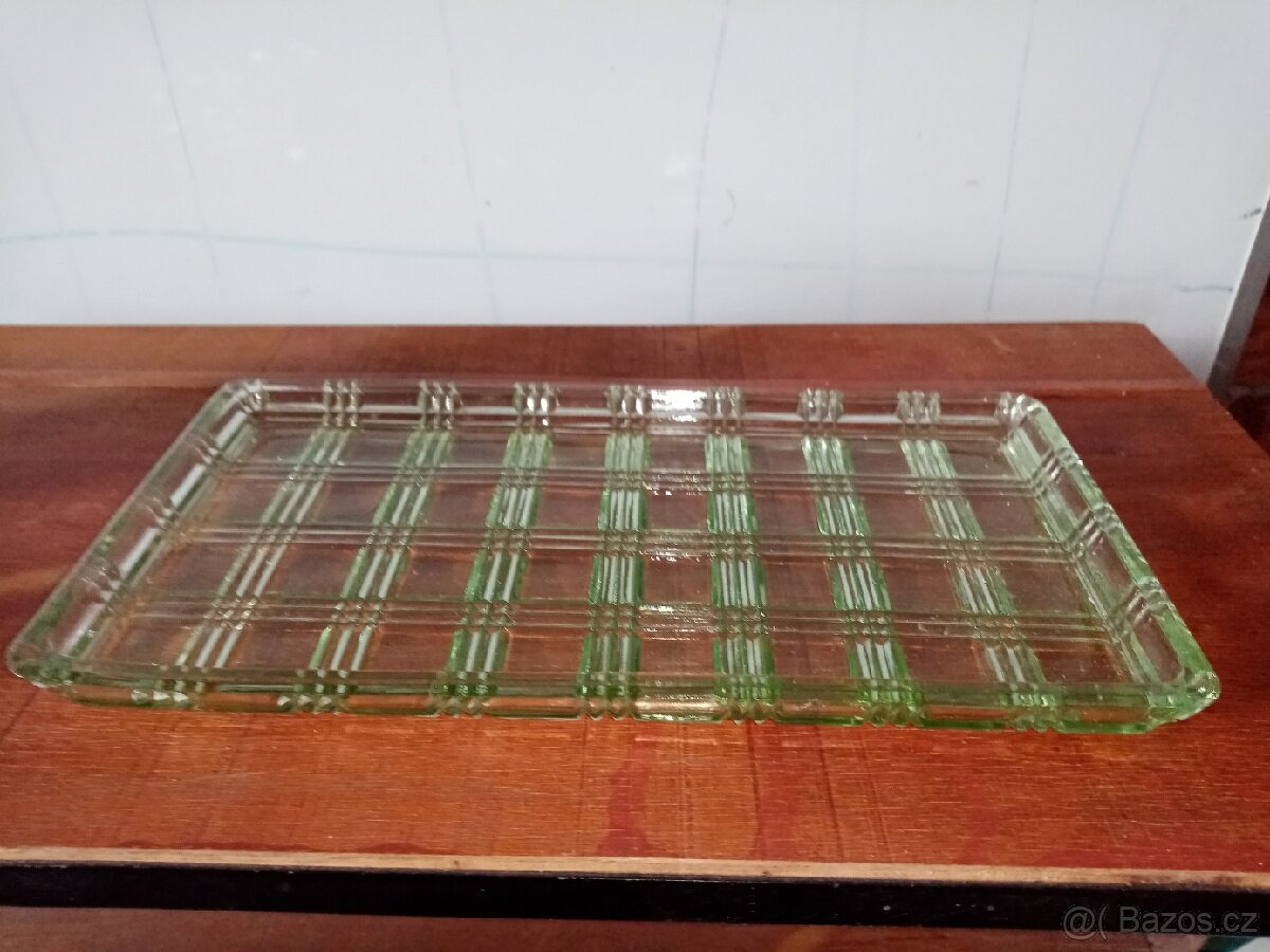 Skleněný tác zelenkavý, asi uranové sklo