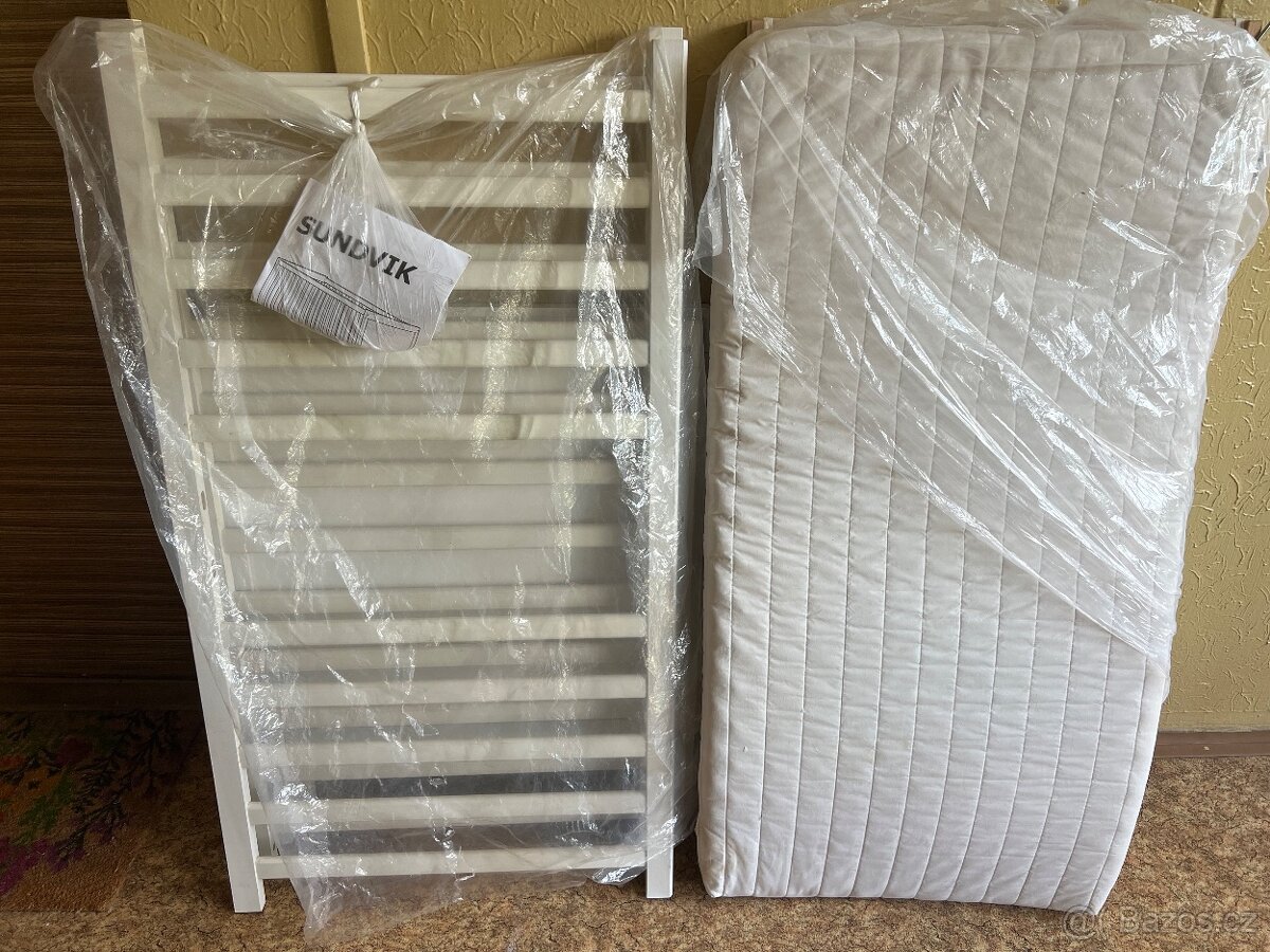 Sundvik IKEA dřevěná dětská postýlka s matrací