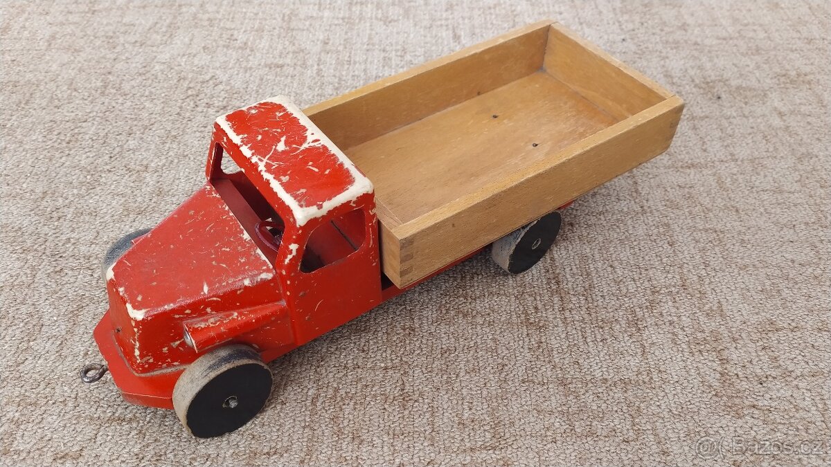 Dřevěné nákladní auto kabina plastová hračka autíčko