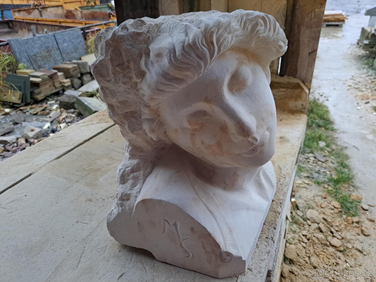 Busta z přírodního pískovce