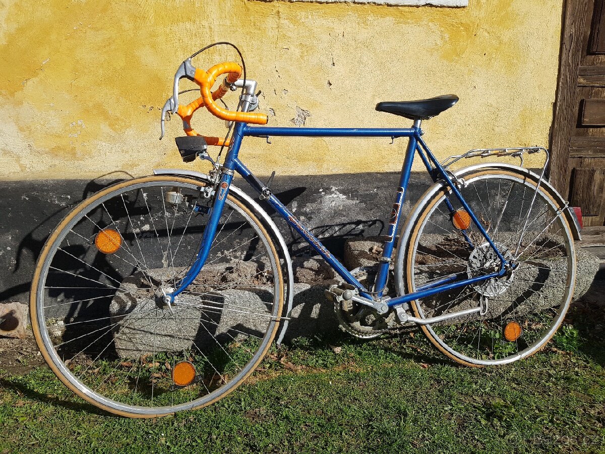 Silniční kolo Favorit