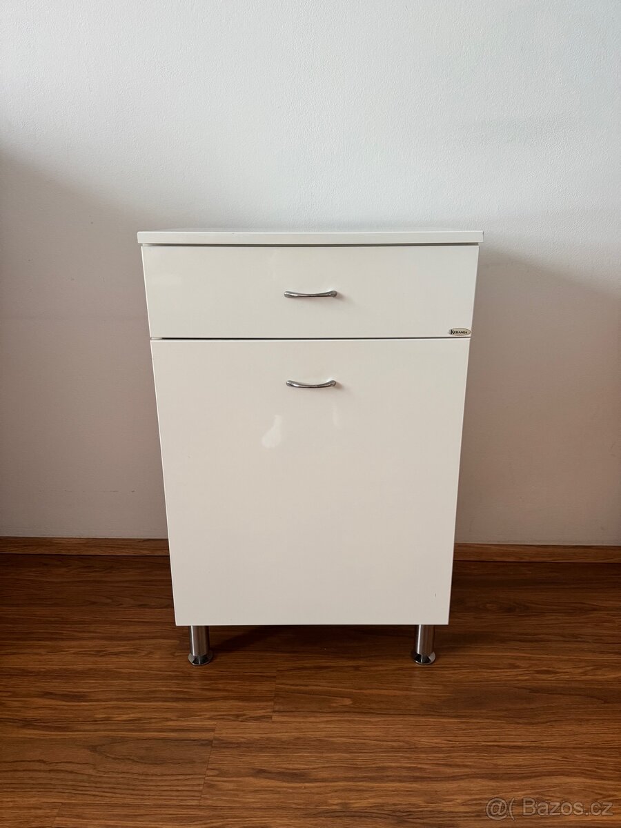 Koupelnová skřínka Keramia s košem na prádlo