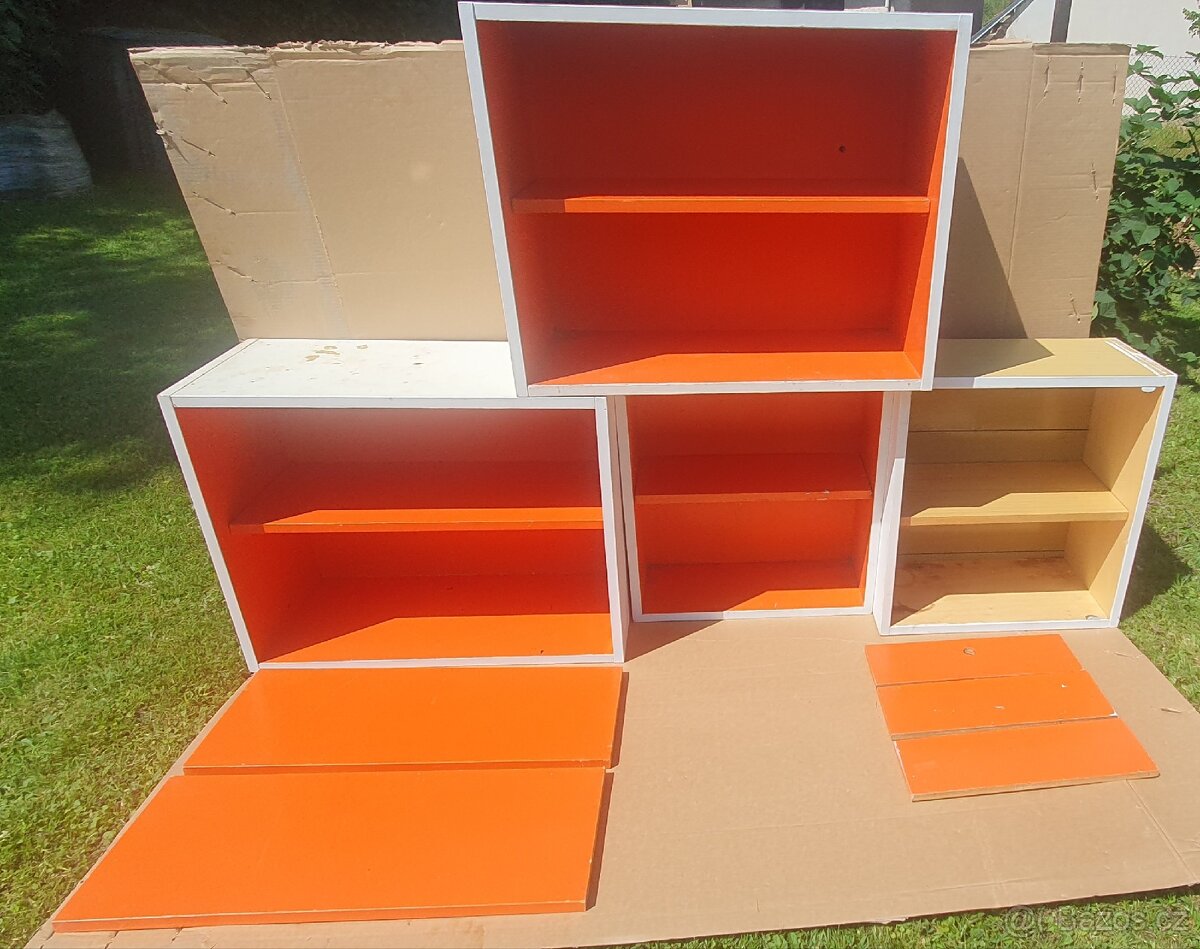 Set 4 ks zavesnych skrinek a 3 ks cel pro supliky