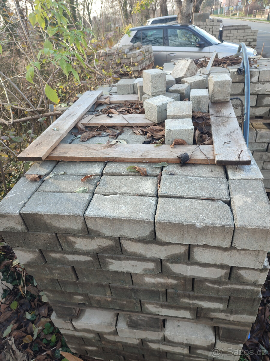 Dlažební betonové kostky / zámková dlažba přírodní 20x10x8cm