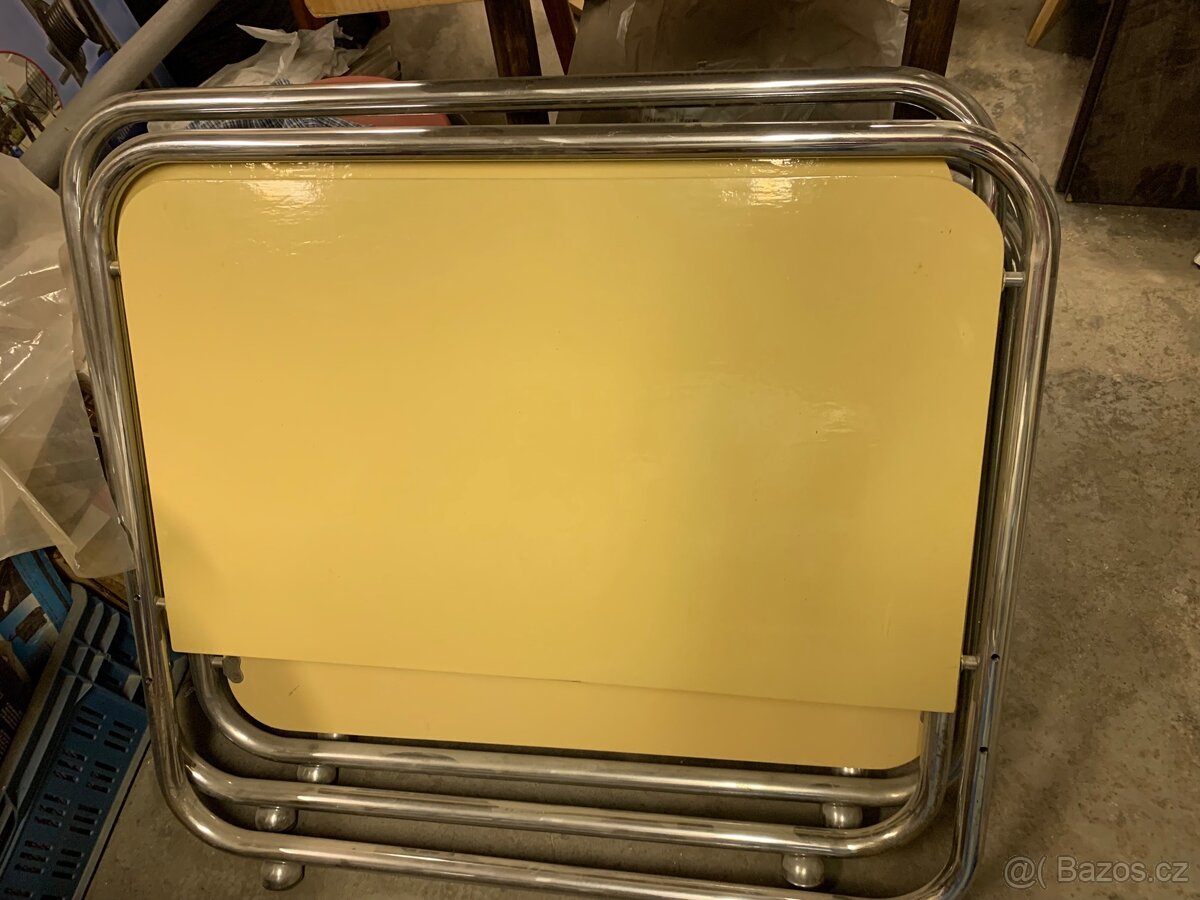 Chromovaná trubková postel s čely, funkcionalismus