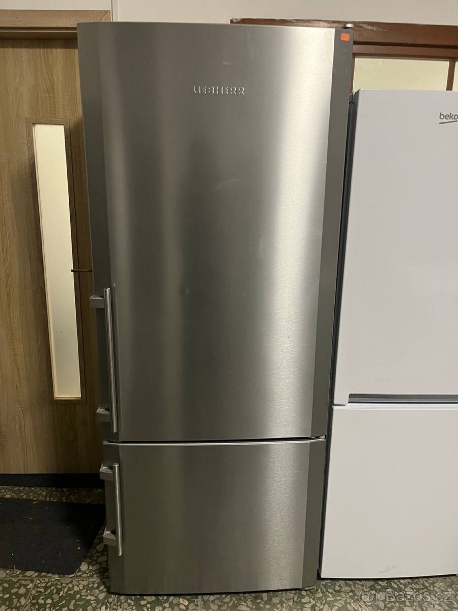 LIEBHERR – tmavě šedý „široký král“ mezi lednicemi