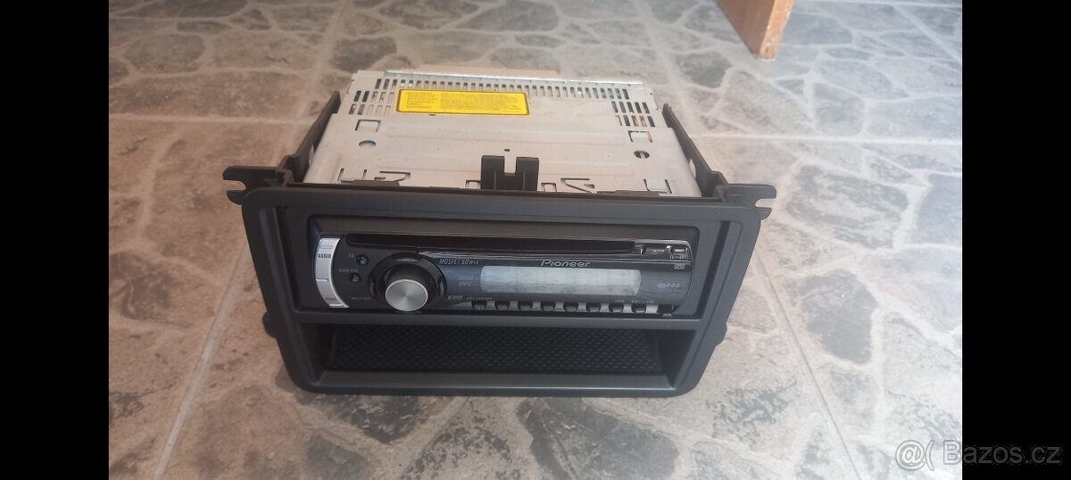 Autorádio Škoda octavia 2, zn. Pioner s CD, včetně rámečku