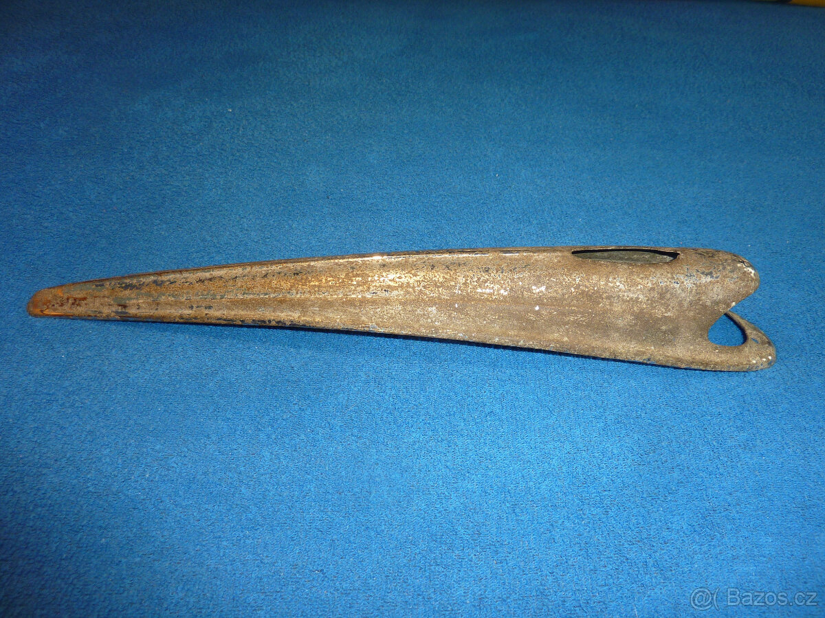 Ozdobná lišta na blatník - Škoda Tudor.