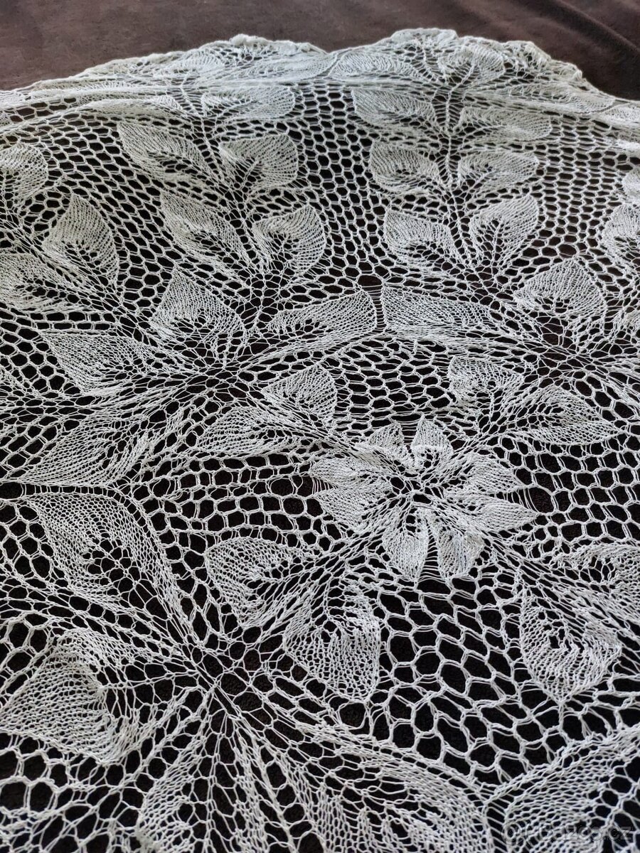 Ručně háčkované ubrusy v bílé a krémové barvě