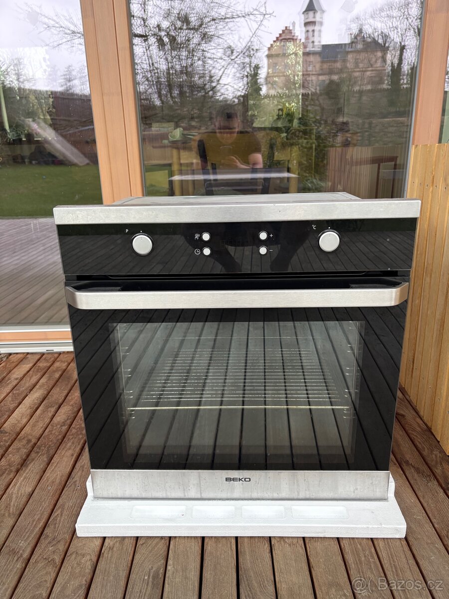 Vestavná trouba Beko