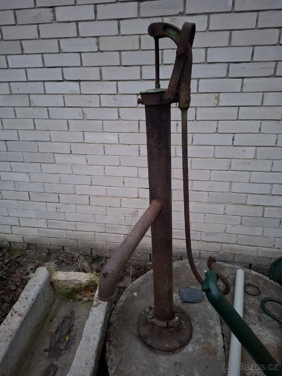 Prodám zahradní starou pumpu