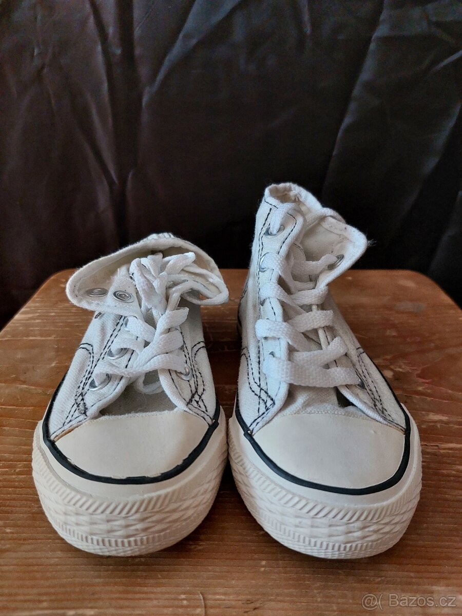 Tenisky plátěné ( délka podrážky 18,5 cm )