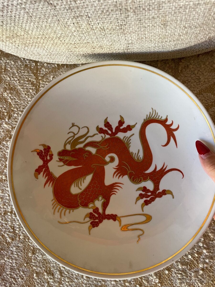 Porcelánový talíř s drakem