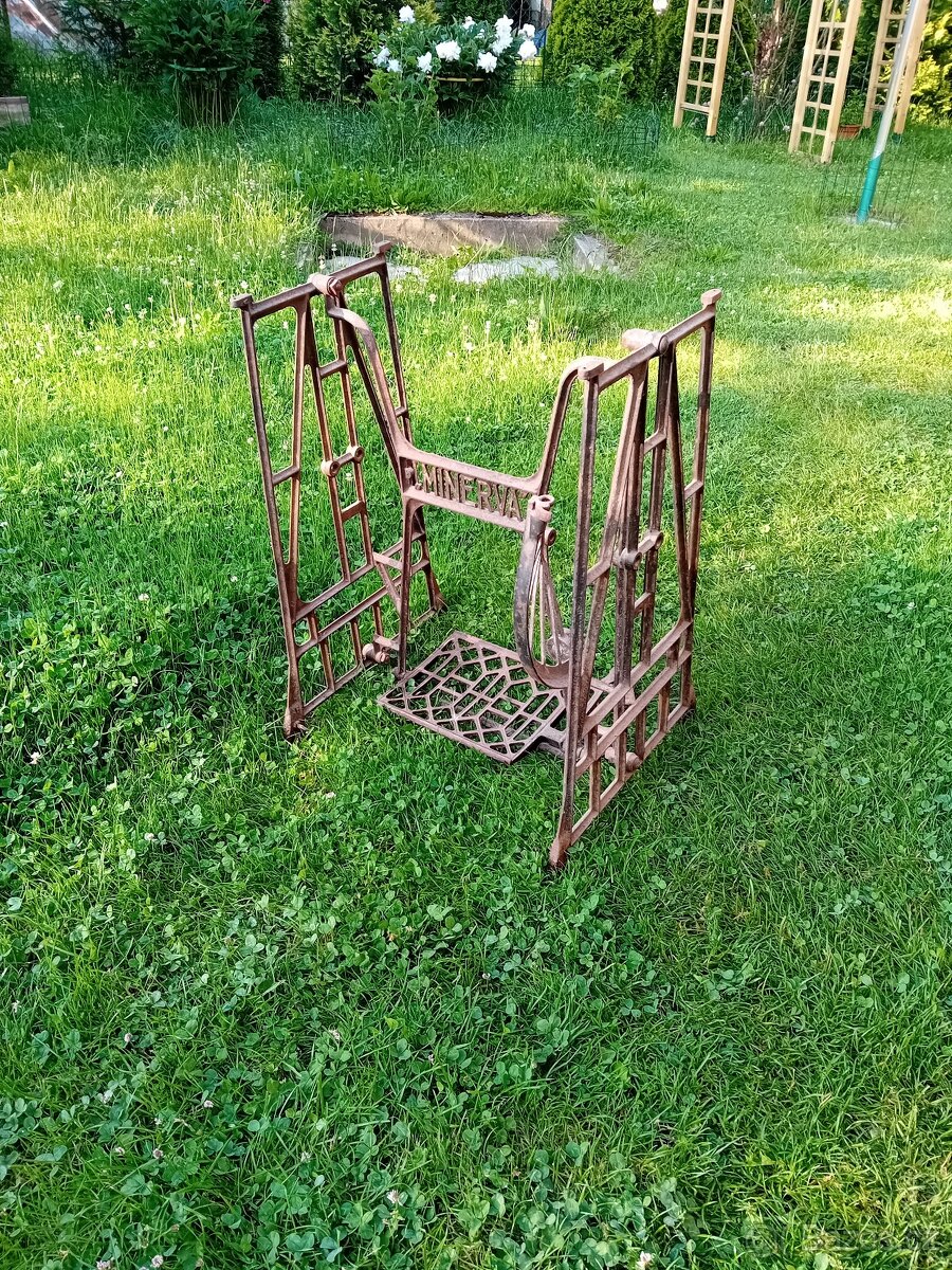Šicí stroj Minerva, litinový podstavec