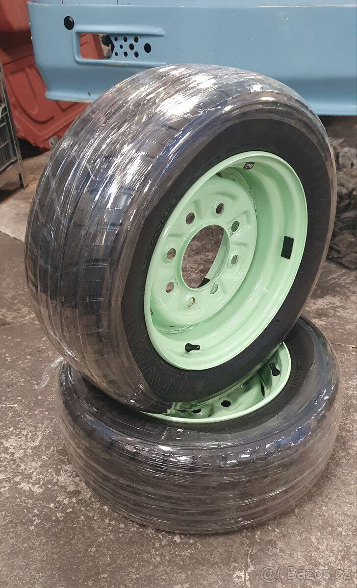 Závodní kola Trabant mokrá