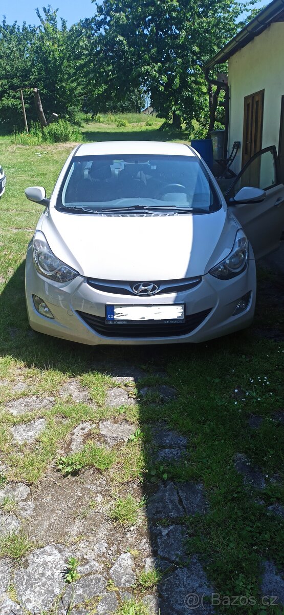 Hyundai Elantra 1,6 benzín