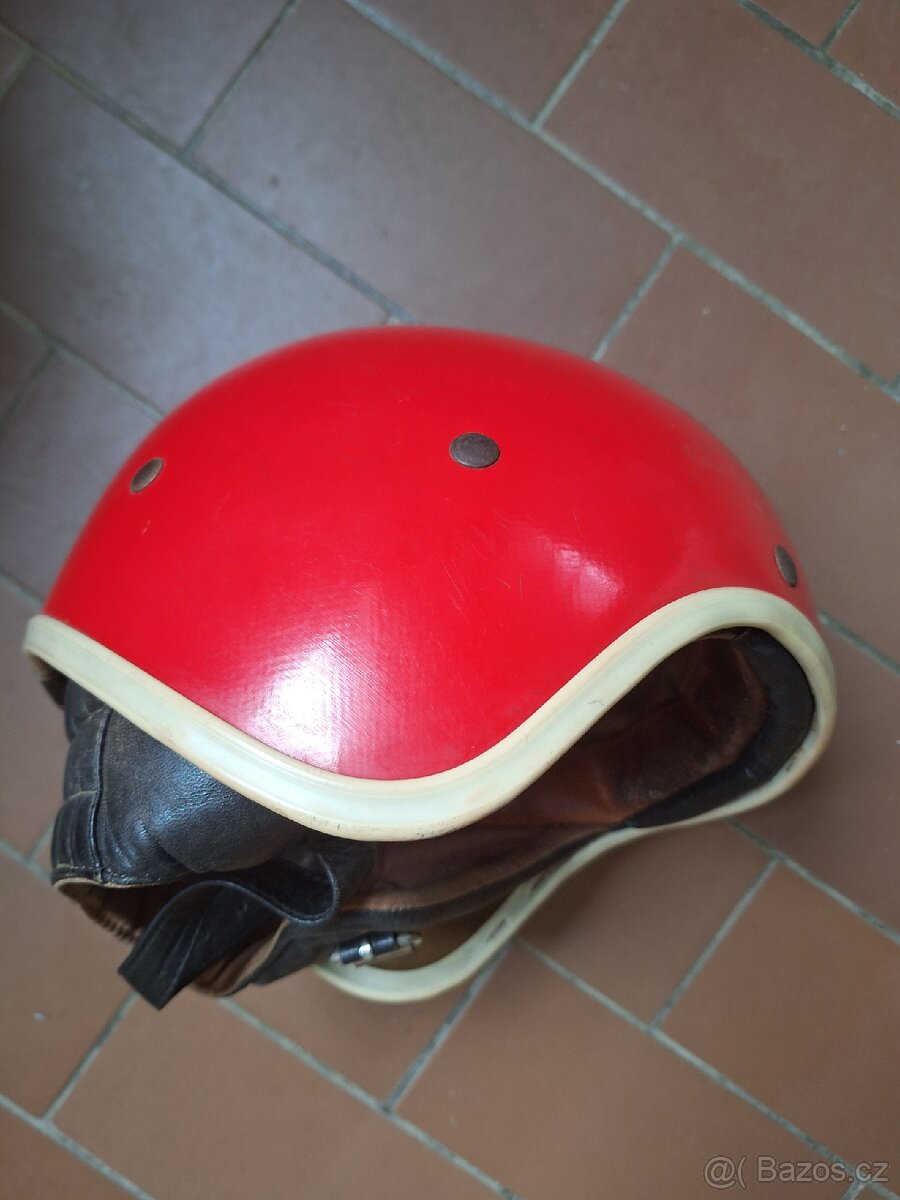 Helma na motorku z 60. let, červená kokoska