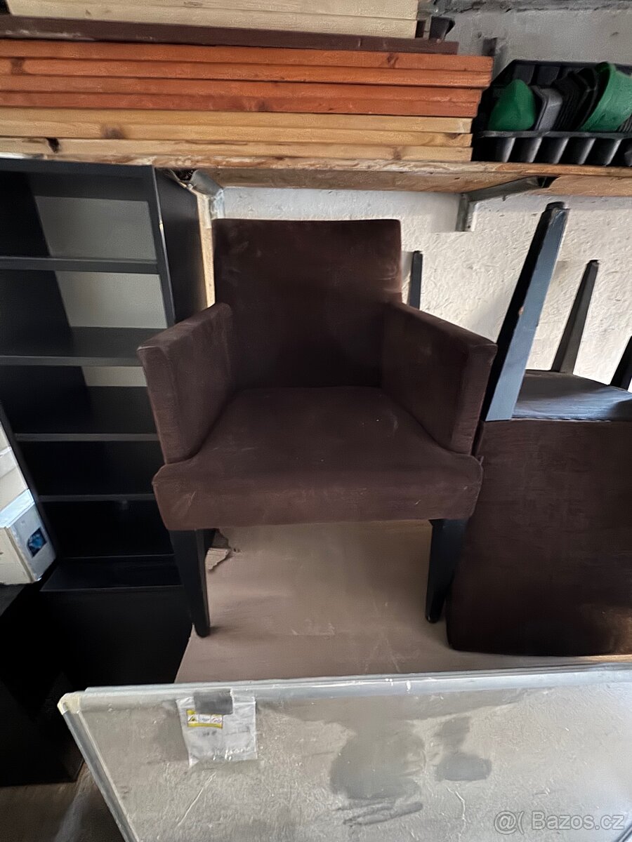 Prodám konferenční stůl z masivu + 6 čalouněných židlí