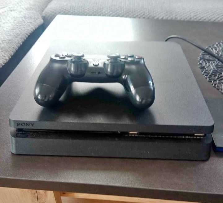Ps4 Slim +2 ovladace+ 4 hry