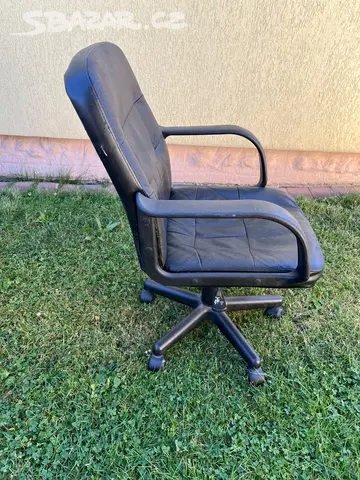 Otocna zidle kreslo cerna kozenka