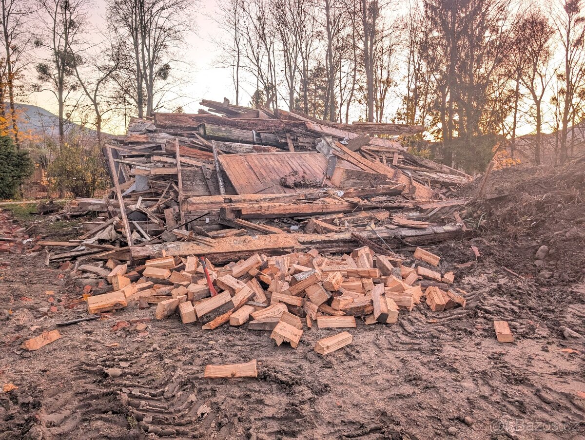 Darují dříví na palivo z demolice roubenky