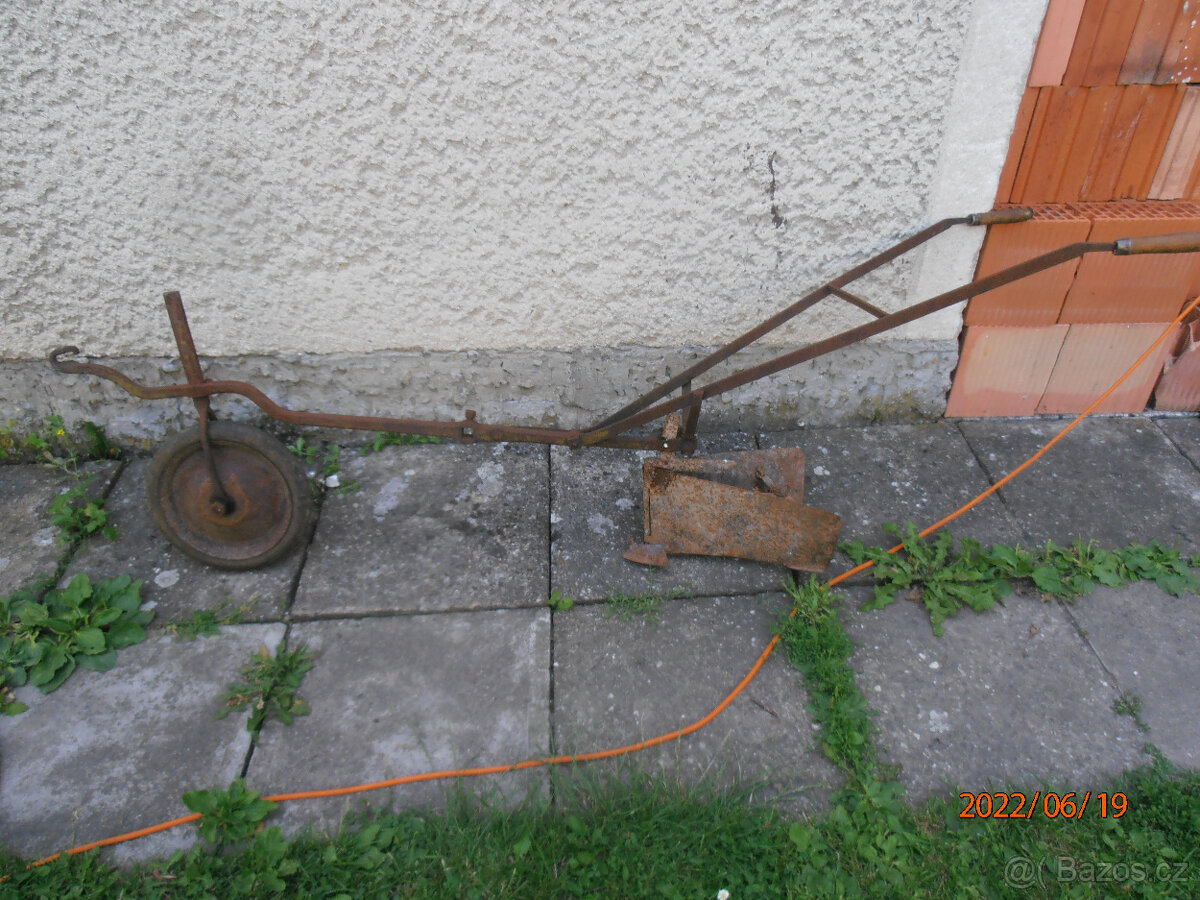 STAROŽITNÝ HROBKOVAČ /RÁDLO/ NA RAMBORY