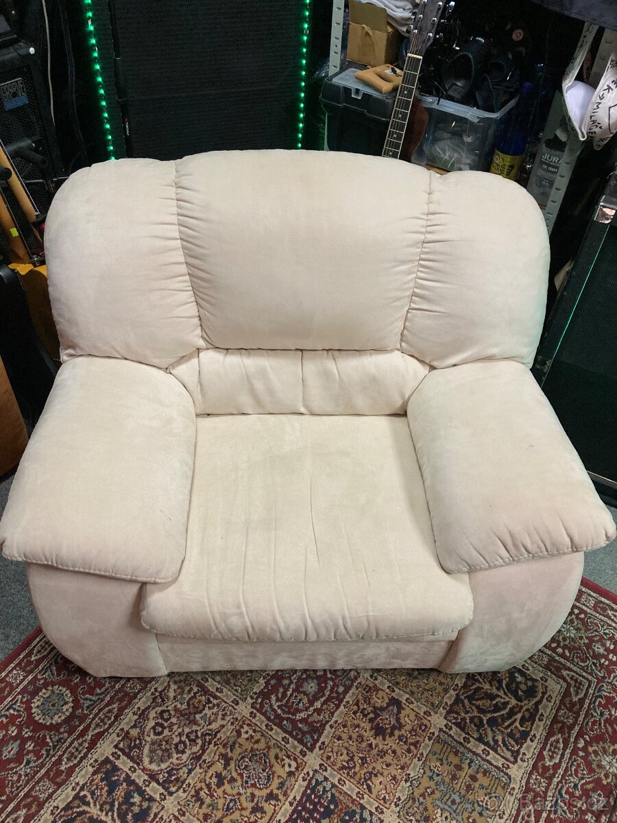 Pohodlne a velke kreslo