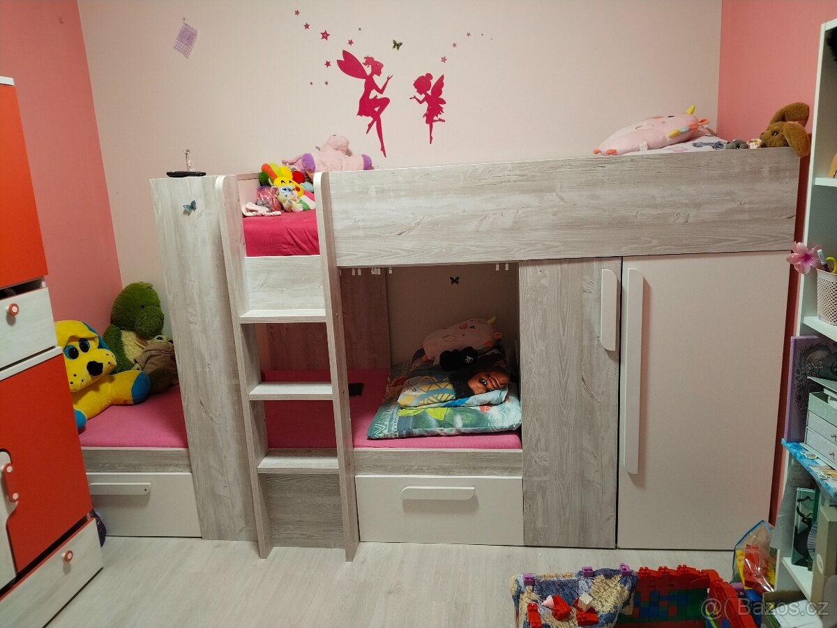 Velká patrová postel
