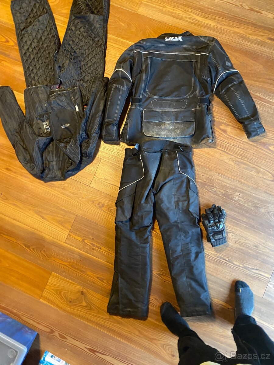 Moto kombinéza s termo výstelkou a helmou