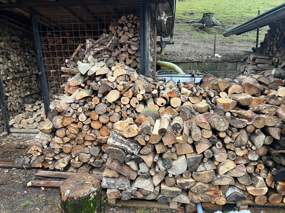 Suché štípané dřevo