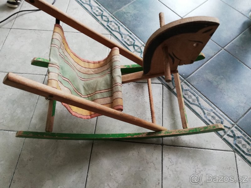 Starožitný houpací kůň