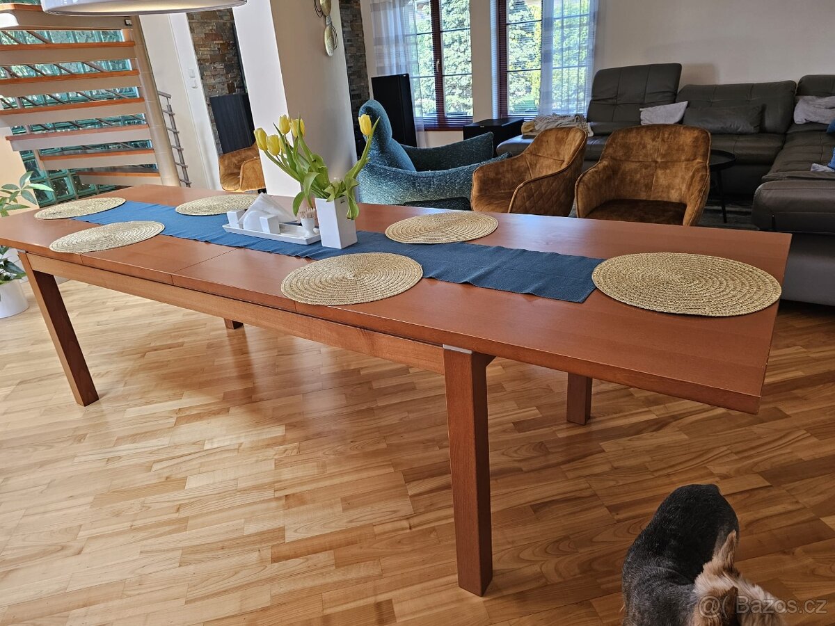 Jídelní stůl se židlemi