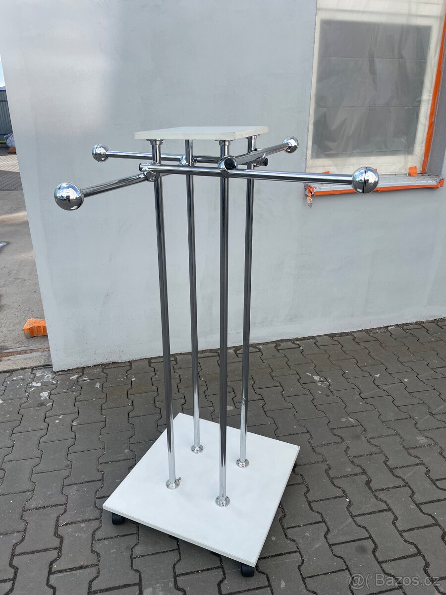 Vybavení prodejny - stojan na oblečení