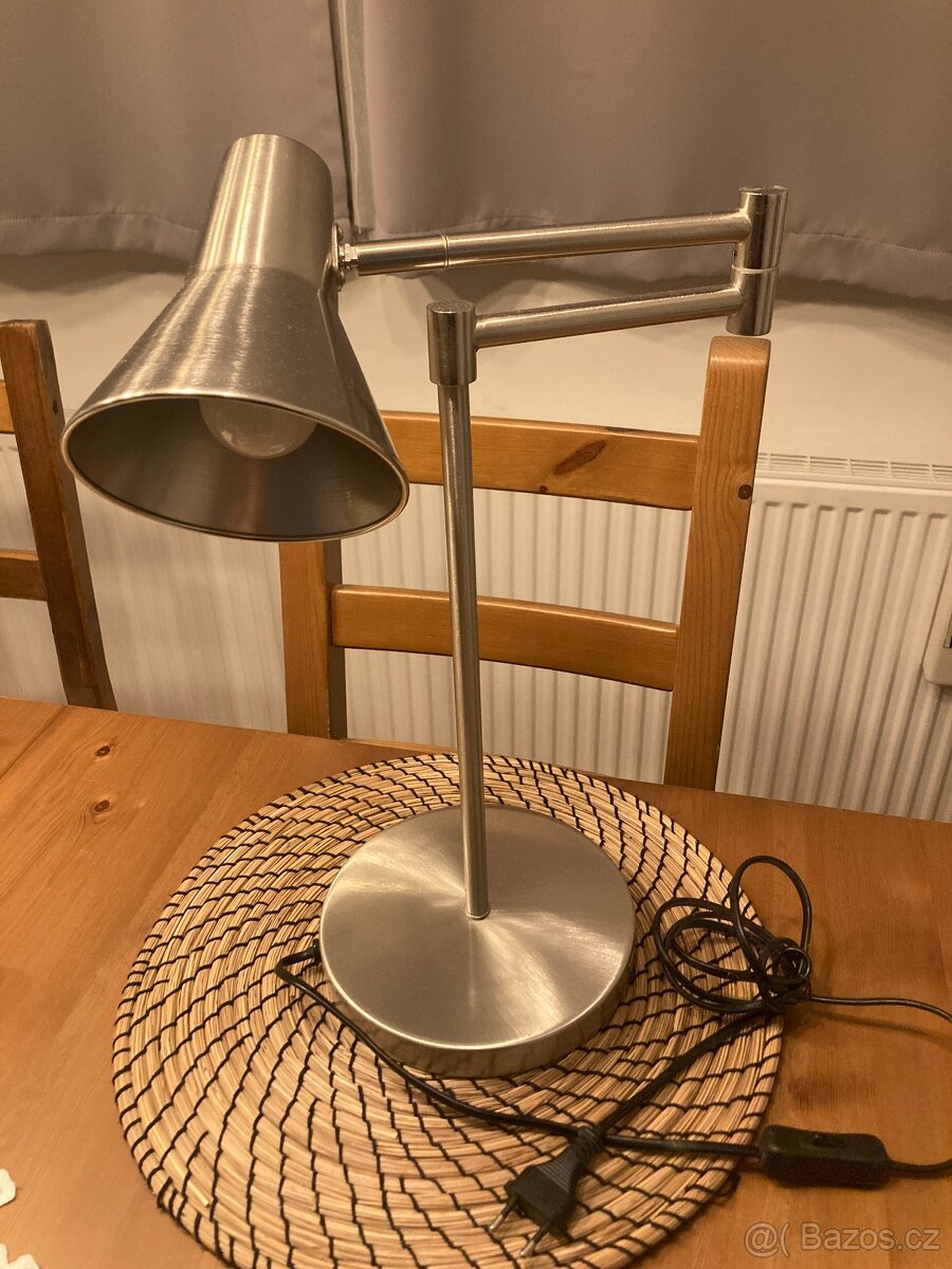 Stříbrná led stolní lampa