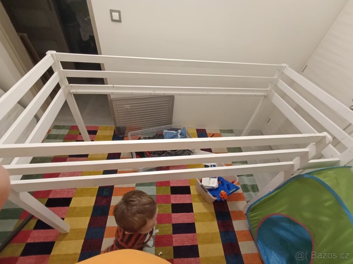Vyvýšená postel s žebříkem, vč. roštu; masiv, bílá (90×200)