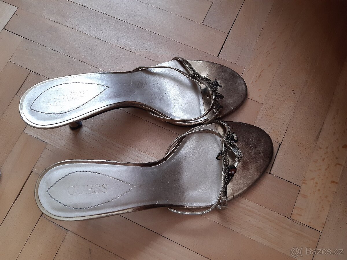 Zlaté pantofle na podpatku Guess s dekorací