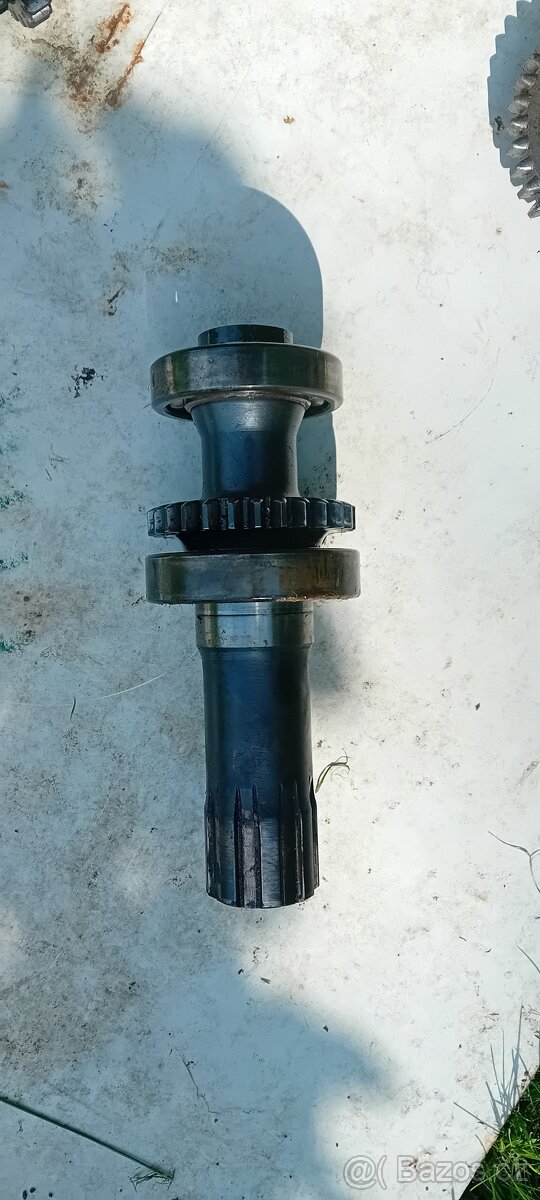 Traktor RS 09- kolo převodovky s osou