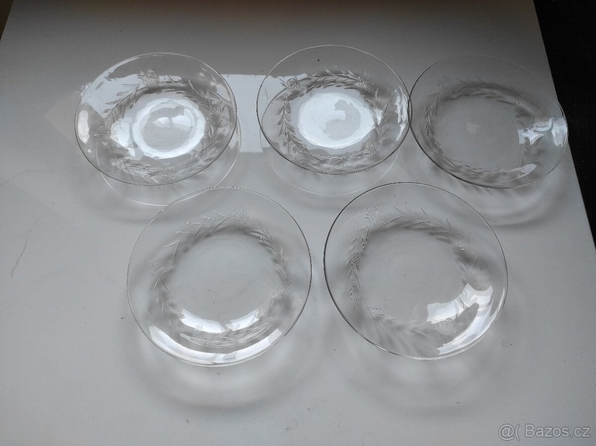 Dezertní talířky z broušeného sklad