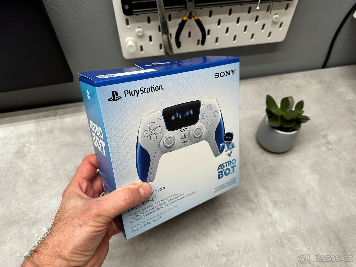 PS5 DualSense Astro Bot V2